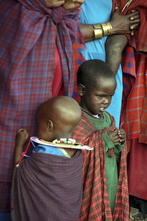 masai kids in front of mothers